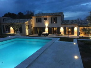 Beautiful villa with air conditioning large private swimming pool and near St Remy de Provence, Eyragues